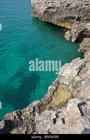 Aspre coste rocciose di Aruba con il profondo blu acqua cristallina Foto Stock