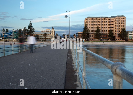 La gente a piedi sul molo di Glenelg a Glenelg, Sud Australia, Adelaide Foto Stock