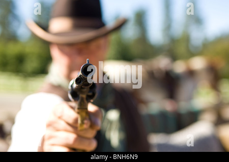 Cowboy pistola di puntamento, concentrarsi solo su gunpoint Foto Stock