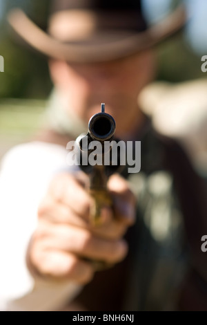 Cowboy pistola di puntamento, concentrarsi solo su gunpoint Foto Stock