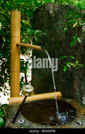 Bambù Fontana di purificazione, Daisho-nel tempio, Miyajima, Honshu, Giappone Foto Stock