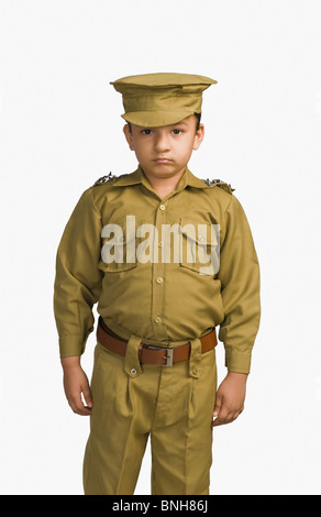 Ragazza vestita come un funzionario di polizia Foto Stock