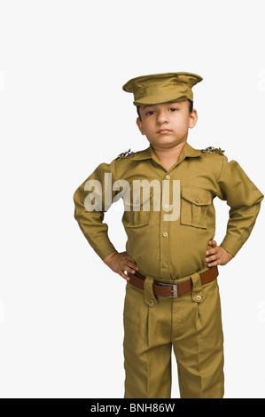 Ragazza vestita come un funzionario di polizia Foto Stock