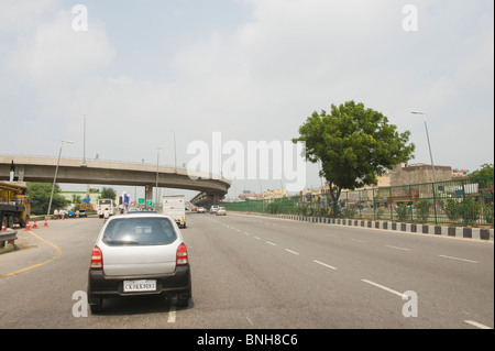 Auto su una strada, National Highway 8, Nuova Delhi, India Foto Stock