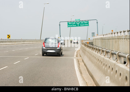 Veicoli in autostrada, National Highway 8, Nuova Delhi, India Foto Stock