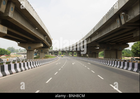 Strada nel centro di sovrappassi, National Highway 8, Nuova Delhi, India Foto Stock