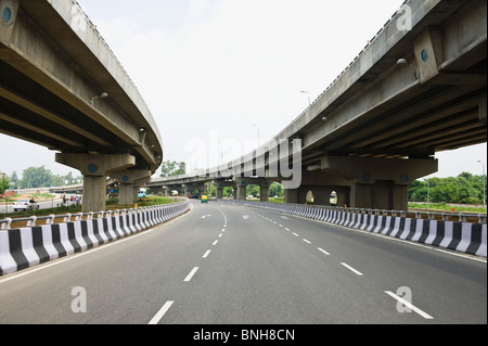 Strada nel centro di sovrappassi, National Highway 8, Nuova Delhi, India Foto Stock