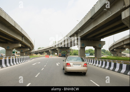 Auto su una autostrada, National Highway 8, Nuova Delhi, India Foto Stock