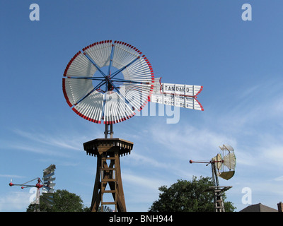 USA Texas Tolar Windmill Farm wind ruote di turbine a vento energia sky twilight Foto Stock