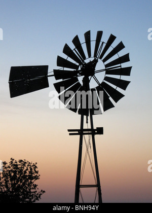 USA Texas Tallero Agriturismo Mulino a vento ruota turbina eolica energia silhouette sky twilight Foto Stock