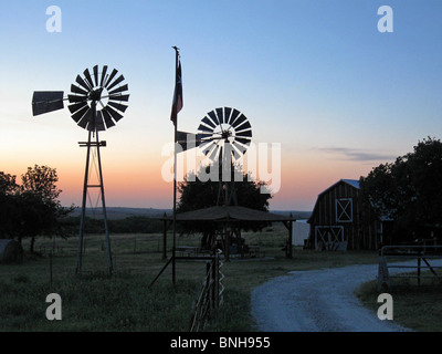 USA Texas Tallero Agriturismo Mulino a vento ruota turbina eolica energia silhouette in cielo al crepuscolo Foto Stock