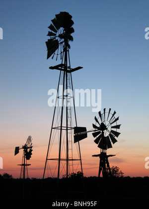 USA Texas Tallero Agriturismo Mulino a vento ruota turbina eolica energia silhouette in cielo al crepuscolo Foto Stock