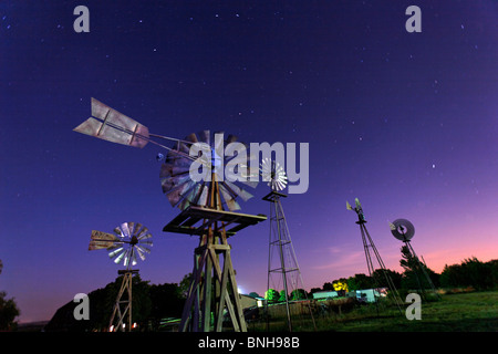 USA Texas Tolar Windmill Farm wind ruote di turbine a vento dal cielo notturno stelle Foto Stock