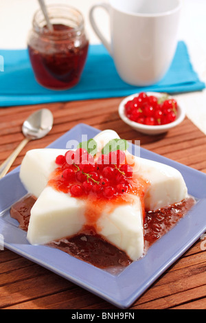 Panna cotta con ribes rosso. Ricetta disponibile. Foto Stock