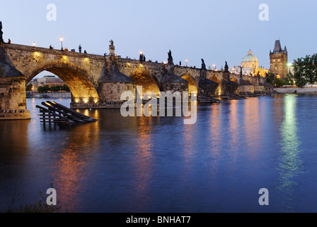 Atmosfera serale Karl il ponte di Praga Cechia Repubblica Ceca Europa crepuscolo storico edificio si illumina in blu cielo ponte boema Foto Stock