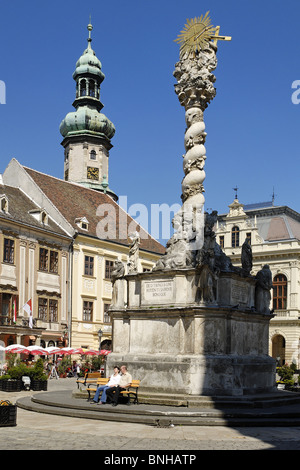 Città luogo Fö ter torre antincendio e storica città vecchia di Sopron Europa ungherese vecchio edificio di architettura cielo blu di punto di riferimento Foto Stock