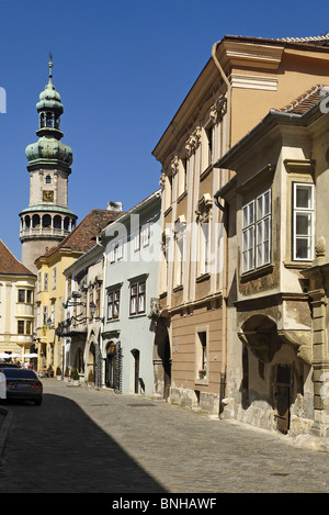 Città luogo Fö ter torre antincendio e storica città vecchia di Sopron Europa ungherese vecchio edificio di architettura cielo blu di punto di riferimento Foto Stock