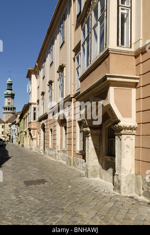 Città luogo Fö ter torre antincendio e storica città vecchia di Sopron Europa ungherese vecchio edificio di architettura cielo blu di punto di riferimento Foto Stock