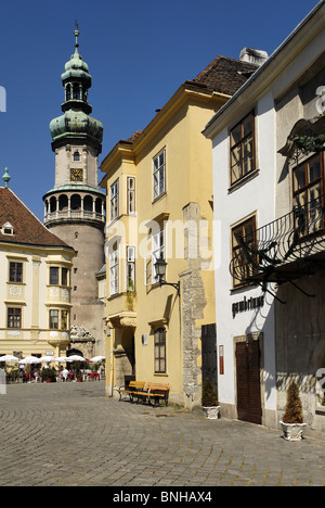 Città luogo Fö ter torre antincendio e storica città vecchia di Sopron Europa ungherese vecchio edificio di architettura cielo blu di punto di riferimento Foto Stock