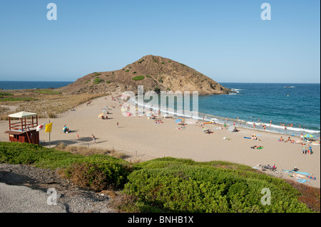 I turisti si bagnano sulla spiaggia di Cala Mesquida menorca Spagna Foto Stock