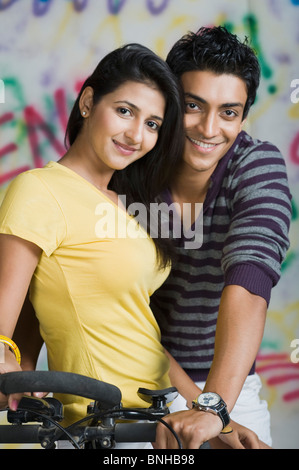 Ritratto di un giovane su una bicicletta Foto Stock