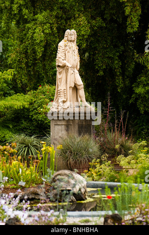 Statua di Sir Hans Sloane at Chelsea Physic Garden di Londra Foto Stock