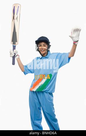 Femmina cricketer agitando le braccia in festa Foto Stock