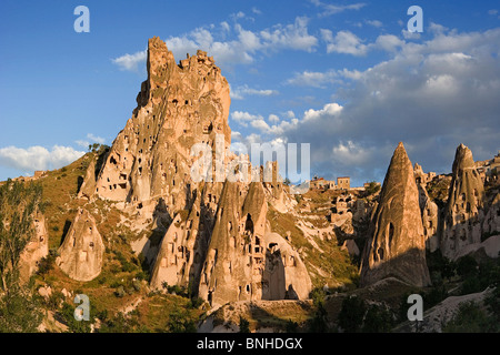 La Turchia Giugno 2008 Cappadocia parco nazionale di Göreme UNESCO World Heritage Site Uchisar città grotte grotte scogli di roccia Foto Stock