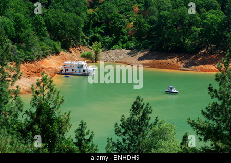 Stati Uniti d'America Redding California Lago Shasta Shasta Whiskeytown Trinità National Recreation Area Lake Forest acqua paesaggio barche Foto Stock