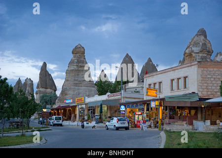 La Turchia Giugno 2008 Cappadocia parco nazionale di Göreme UNESCO World Heritage Site Regione città di Göreme negozi negozi fairy chimney rock Foto Stock