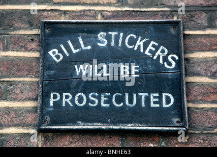 Bill adesivi saranno perseguiti a norma di legge segno, Londra Foto Stock