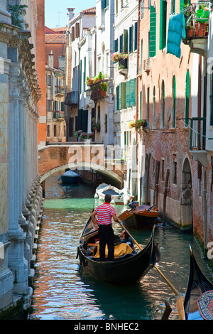 L'Europa, Italia, Venezia, Venezia, elencato come patrimonio mondiale dall' UNESCO e in Gondola a Venezia Foto Stock