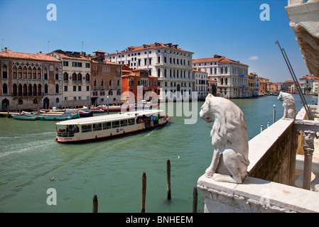 L'Europa, Italia, Venezia, Venezia, elencato come patrimonio mondiale dall'UNESCO, la gotica vista sul Canal Grande di palazzo di Ca D'Oro Foto Stock