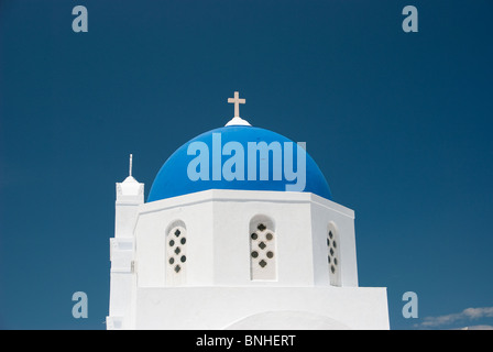 A cupola blu chiesa in Pirgalos Santorini Foto Stock