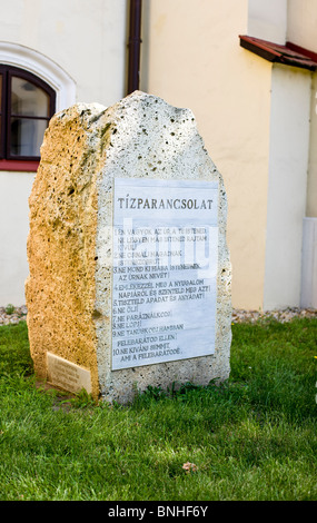 I dieci comandamenti in ungherese visualizzato nella parte anteriore della chiesa riformata in Hajduszoboszlo Ungheria Foto Stock