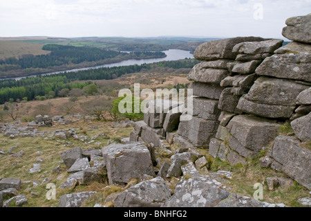 Sul cuoio Tor sul lato occidentale di Dartmoor, con serbatoio Burrator giù nella valle sottostante Foto Stock