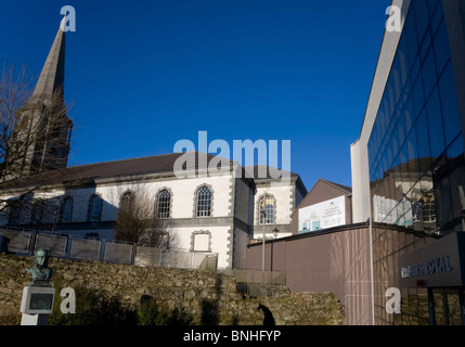 La cattedrale di Christ Church e Palazzo dei Vescovi disegnato da John Roberts nel 1779, attraverso la facciata di vetro del Teatro Regio, la città di Waterford, Irlanda Foto Stock