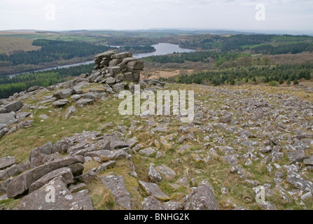 Sul cuoio Tor sul lato occidentale di Dartmoor, con serbatoio Burrator giù nella valle sottostante Foto Stock