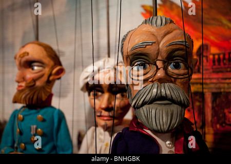 Marionette marionette esposte presso il museo delle marionette che mira a promuovere spettacoli di burattini come una tecnica comunicativa forma che si trova nella città di Holon Israele Foto Stock