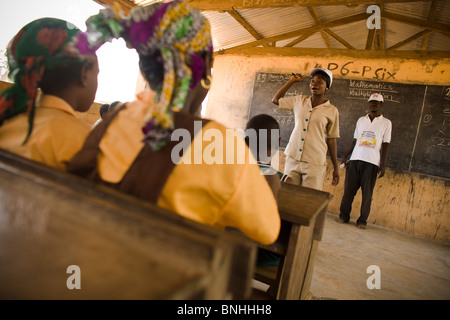 Una comunità di salute infermiera parla di polio immunizzazione al Gbulahabila scuola primaria in Gbulahabila, del nord del Ghana Foto Stock