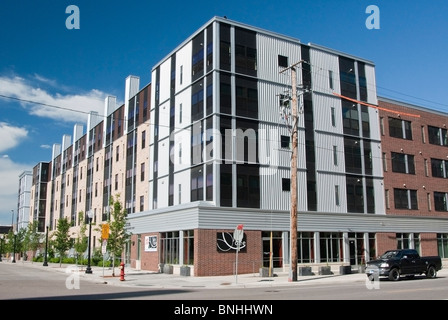 Questo condominio edificio nel centro di Minneapolis offre un ristorante a livello della strada. Foto Stock