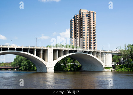 Un edificio condominiale sulla sponda occidentale del fiume Mississippi a Minneapolis. Il fiume è visto in primo piano. Foto Stock