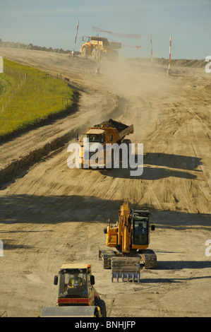 Impianto pesante di preparare un nuovo percorso per la A470 trunk road vicino Cwmbach Llechryd, Builth Wells, Mid Wales UK Foto Stock