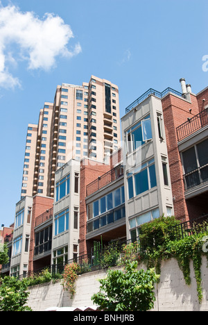 Due edifici condominiali con diversa architettura situato vicino al centro cittadino di Minneapolis. Foto Stock