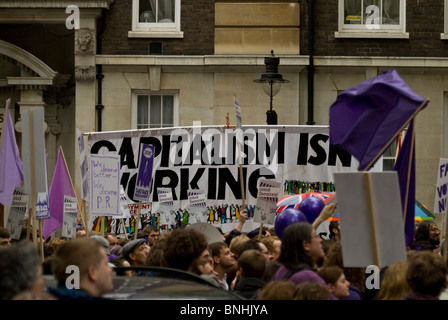 Fair voti dimostrazione "il capitalismo non è uno slogan di lavoro". Smith Square Londra durante il gruppo del Partito europeo dei liberali democratici trattative di coalizione Foto Stock