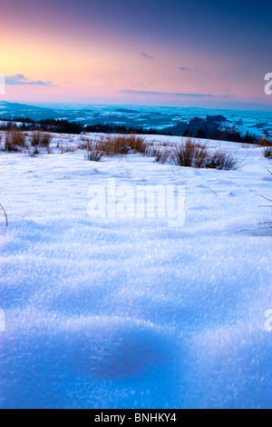 Campi di neve sulla montagna nera con le viste verso Carreg Cennen e Towy Valley Carmarthenshire Galles al tramonto Foto Stock