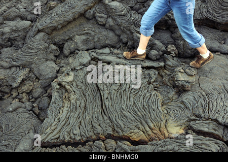 Ecuador congelato la lava Sullivan Bay isola di Santiago Galapagos isole vulcaniche vulcanismo dark black rock donna gambe camminando Foto Stock