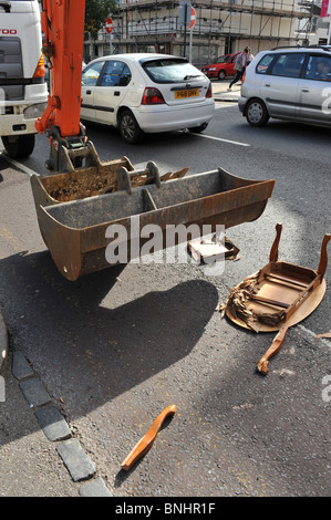 Tentativo di sfrattare i membri delle comunità locali che occupa Lewes Road comunità giardino Brighton contro la proposta di Tesco/Retail outlet Foto Stock