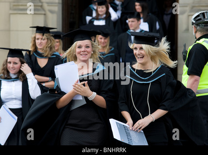 Studentesse dell'Università di Birmingham dopo la loro cerimonia di laurea Foto Stock