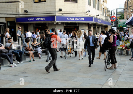 Strada trafficata scena al di fuori della stazione Angel Islington Londra Inghilterra REGNO UNITO Foto Stock